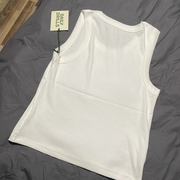 DAILY DRILLS | NWT White Ribbed Logo Tank - Picture 8 of 9